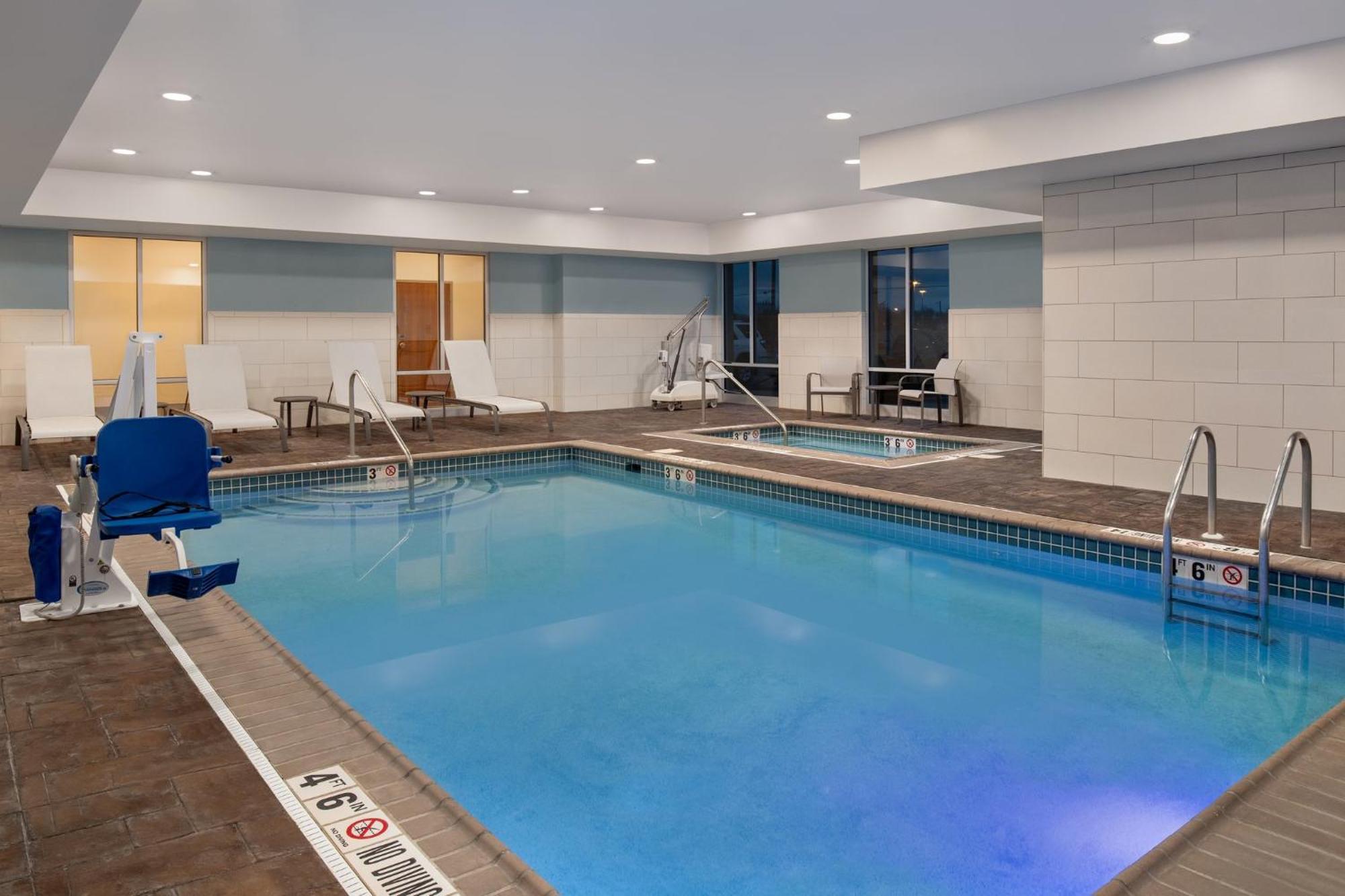 Holiday Inn Express Hotel & Suites Terre Haute By Ihg Eksteriør billede