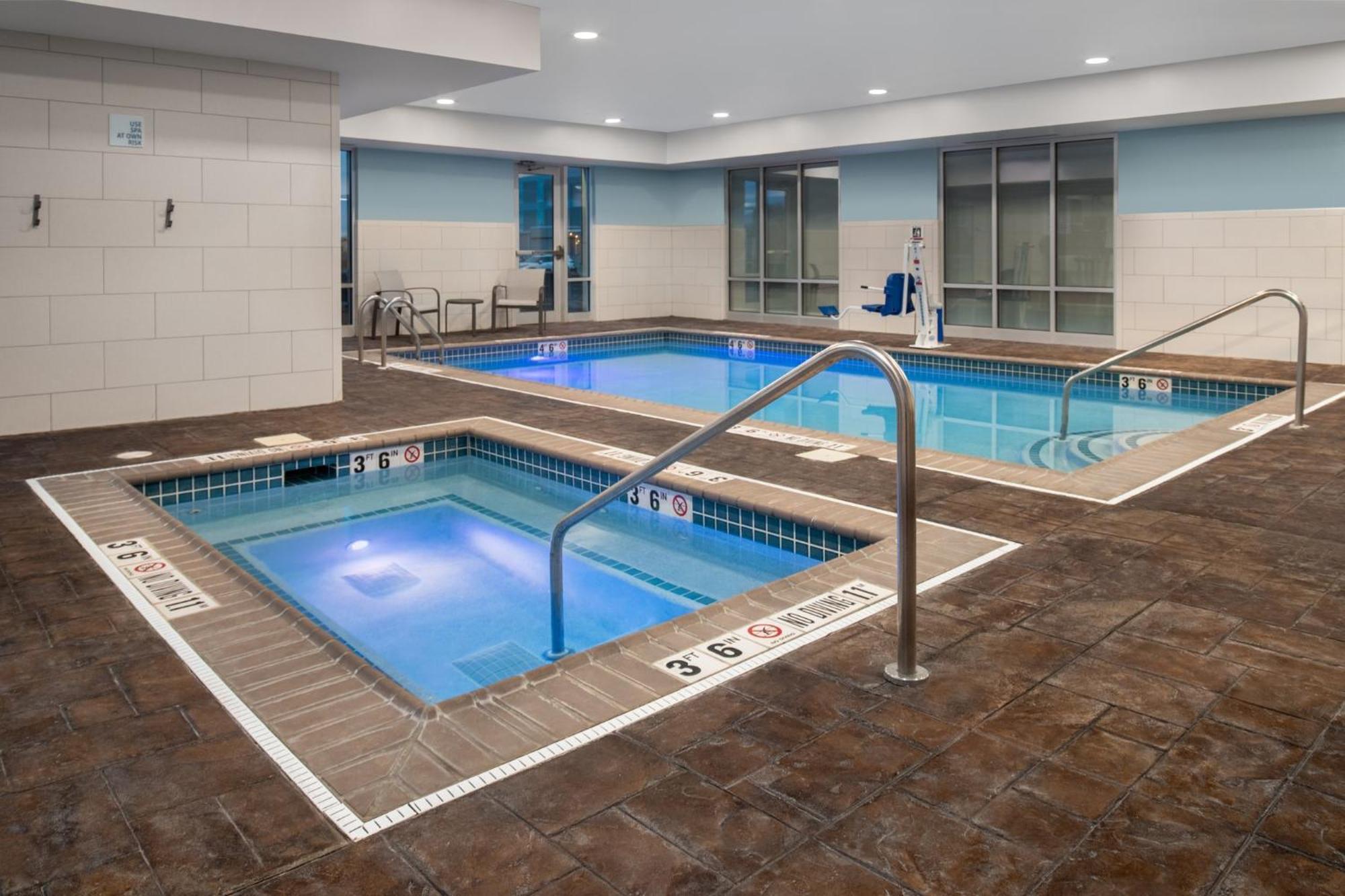 Holiday Inn Express Hotel & Suites Terre Haute By Ihg Eksteriør billede